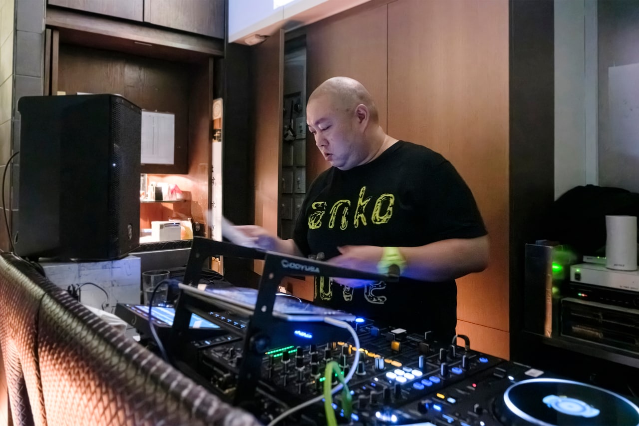 DJブースに立つ「空也」5代目の山口さん。好きな音を自ら届ける姿にも、このイベントらしさが表れている。