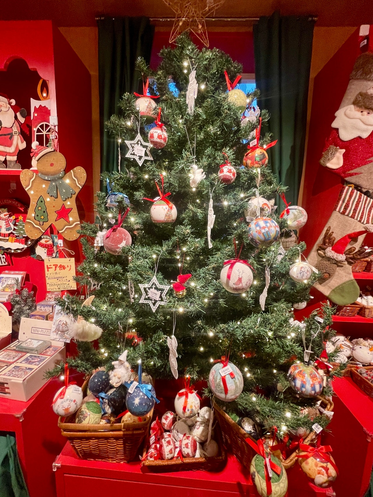 「Kathe Wohlfahrt」店内のクリスマスツリー。中央広場の「麻布台ヒルズ KIOSK MIKOSHI（キオスク ミコシ）」では、12月6日まで小さめサイズのもみの木を販売。このマルシェで、ツリー本体もオーナメントもまとめて揃えられます。