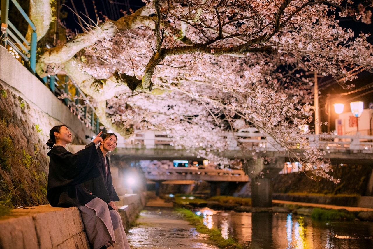 界 玉造の前を流れる玉湯川は、桜の名所。昼と夜でがらりと表情を変える桜を愛でるプランを用意している。