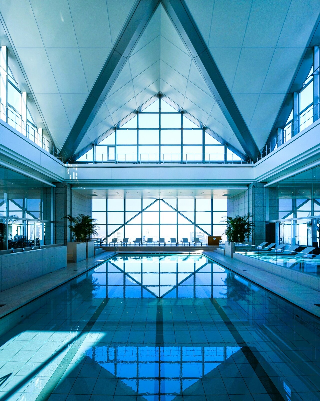 地上47階「クラブ オン ザ パーク」のプールエリア。夜10時まで利用でき、夜景も素敵。