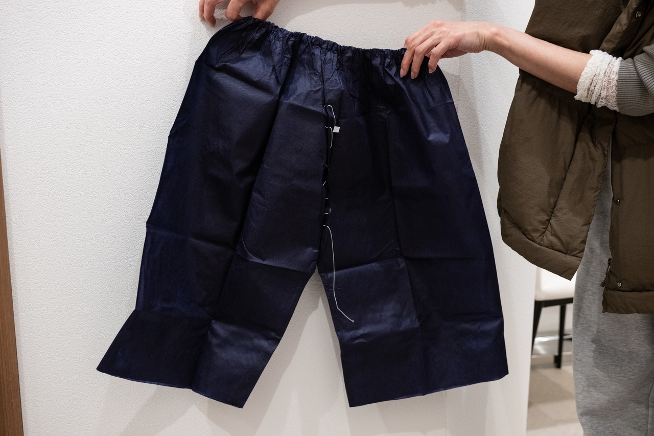 検査用のズボン。着用する際は前後に注意したい。
