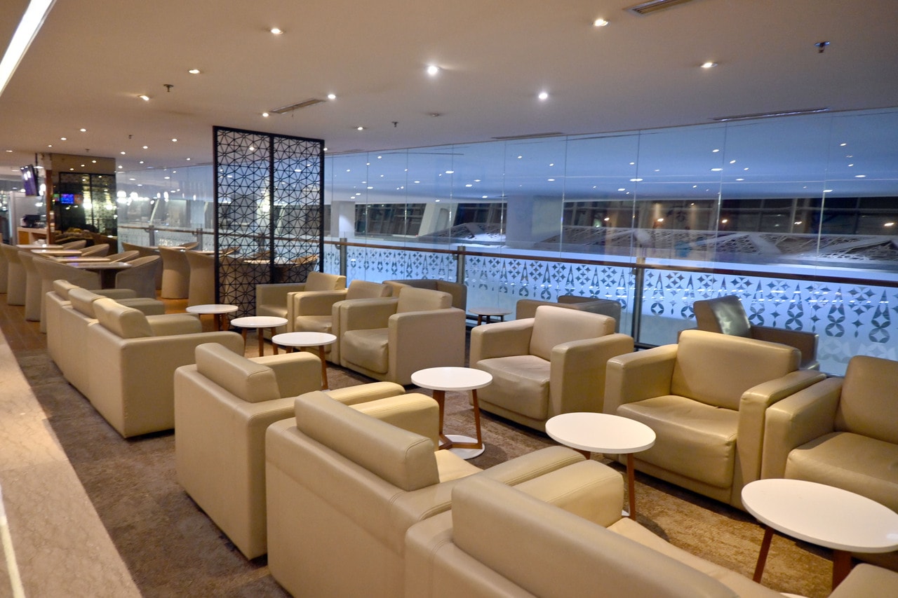 ビジネスクラス以上のゲストが利用できる空港ラウンジ。ソファエリアは開放感たっぷり。
