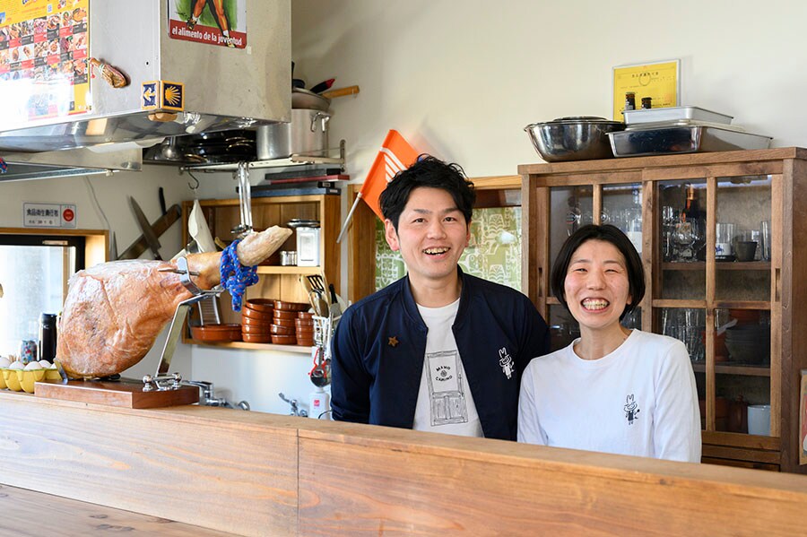 「このあたりはおいしいお店が多いので、『さくっと一杯だけ』と立ち寄っていただいても」と笑顔が素敵なオーナーの瀬下要さんと妻の萌さん。