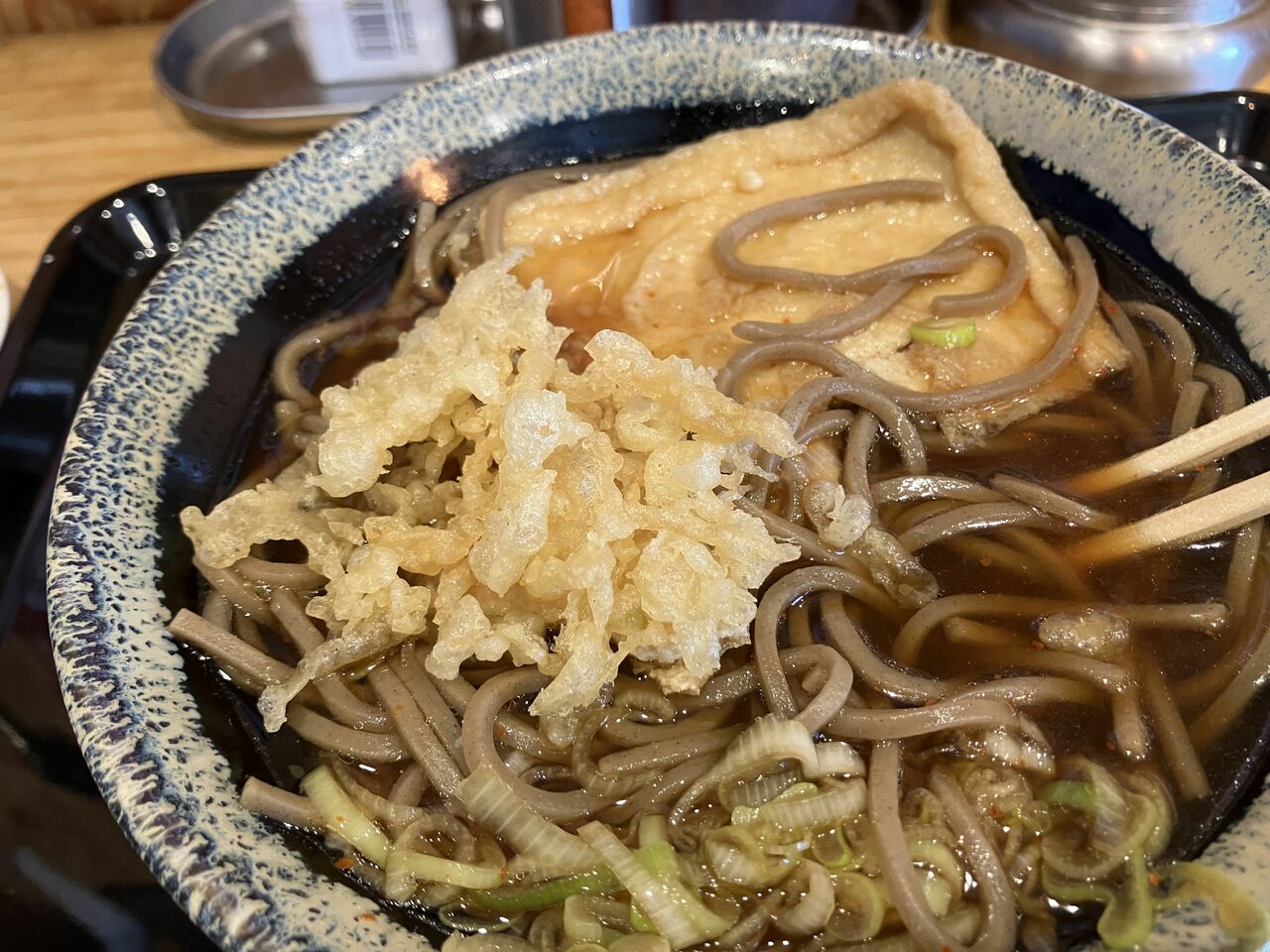 きつねとたぬきの化かし合いそば