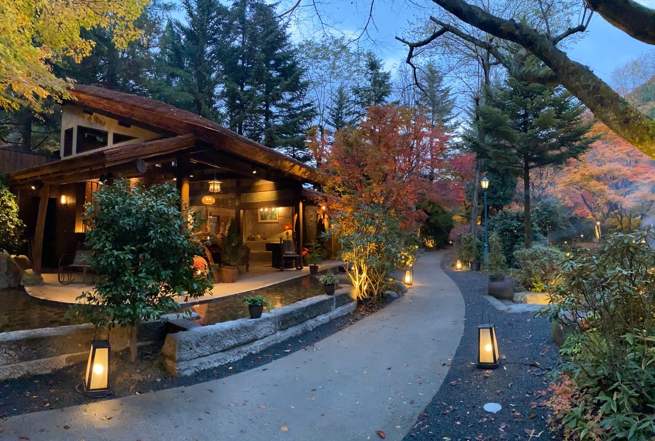 敷地の小道に新設された焚き火を囲むテラス。