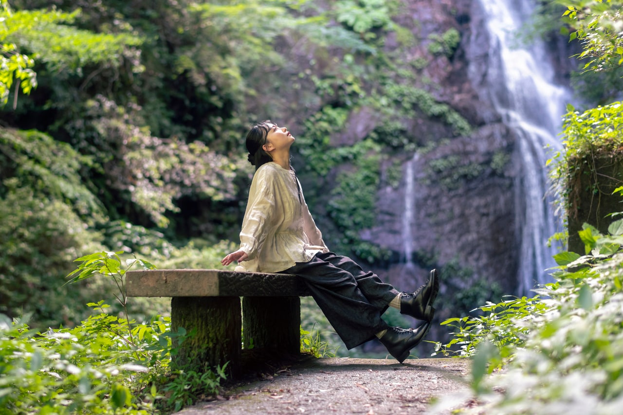 山田杏奈さんとネストローブのものづくりの源泉に触れるべく、徳島工場を訪問。リネン天然染めギャザーブラウス（OFF WHITE） 30,800円、リネンデニムワイドジーン 33,000円／ネストローブ