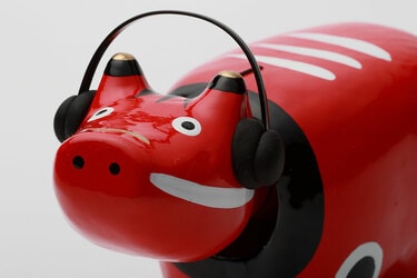 福島県の伝統工芸品】 ニューエイジの赤べこたちも？ 幸運を運ぶ牛「赤