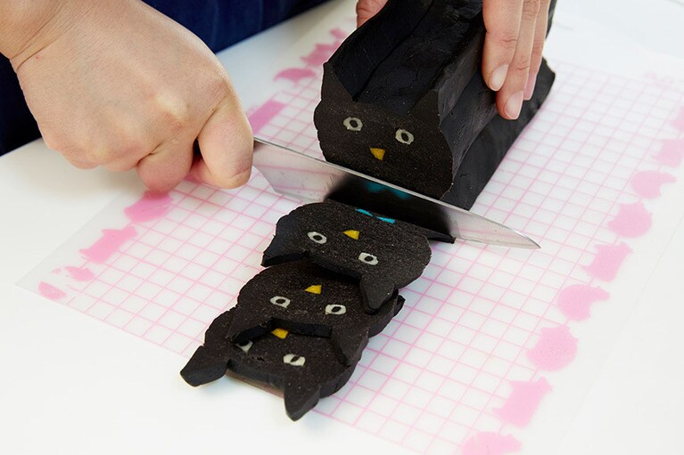 組んだ生地を冷凍庫で冷やし固めてから、薄くスライス。