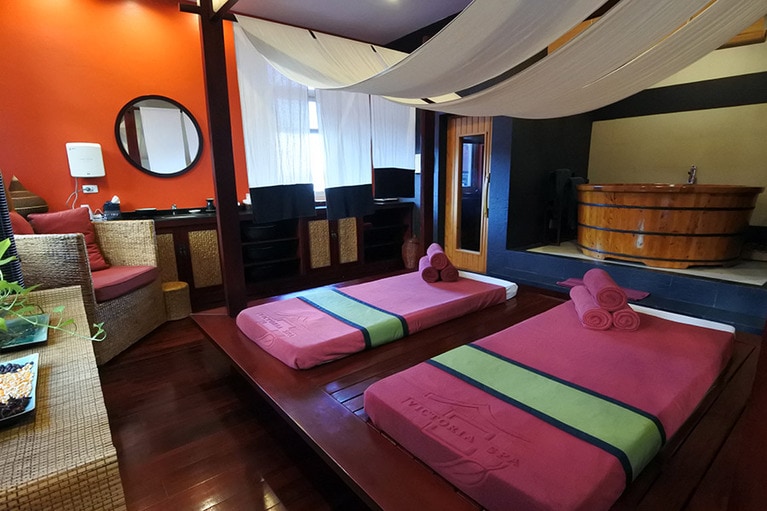 大きなバスタブを置いたカップルルーム。