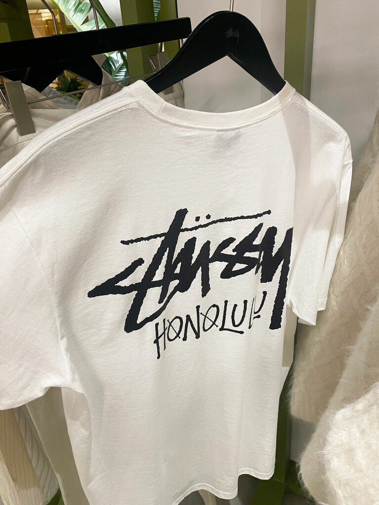 このTシャツを目指して並ぶ人多数。