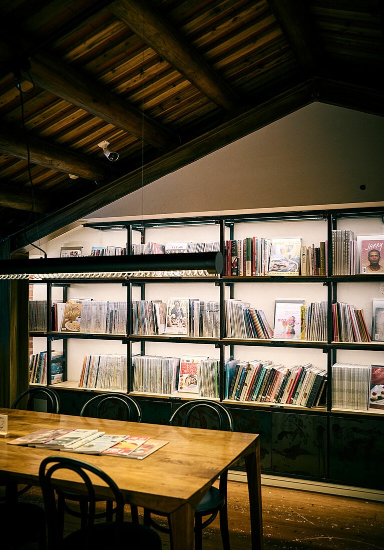 2階は国内外のビジュアル雑誌がずらり。ドリンク1杯で休憩可。
