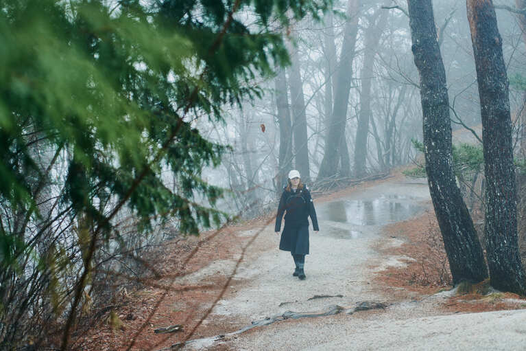 ロープウェイで昇る山頂はパノラマビューの絶景スポット。空気の澄んだ晴天時には、富士山や南アルプスを眺められることも。また、パワースポットの宝庫としても人気。パノラマ台駅構内には食堂や無料休憩処（室内・屋外）もあり。