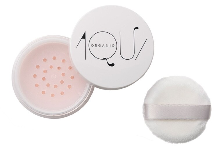 ［アクア・アクア］オーガニックフェイスパウダーUV 全3色(写真はトーンアップピンク) 各2,860円／RED(アクア・アクア)