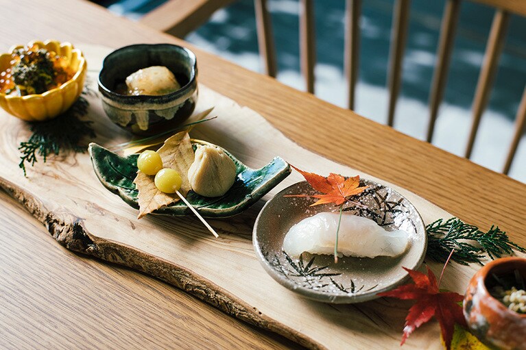ディナーコースの「山の幸 海の幸」。地産地消にこだわった、季節を感じる繊細な料理が並ぶ。