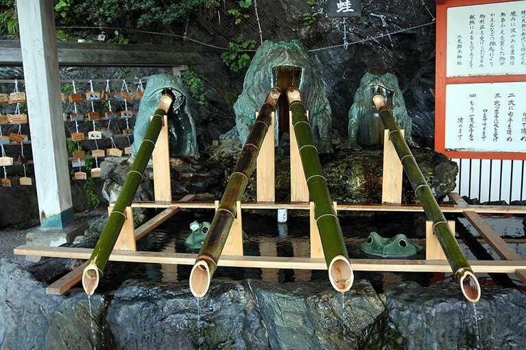 手水舎にも二見蛙が。