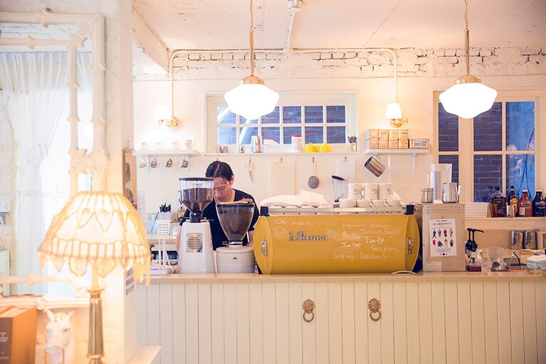 ヨーロッパの家庭風にクリーム色を基調としたインテリア。