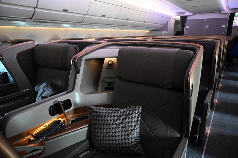 シンガポールーマーレ路線のエアバスA350-900のビジネスシート。シートピッチは51インチ。ちなみにエコノミーは32インチ。