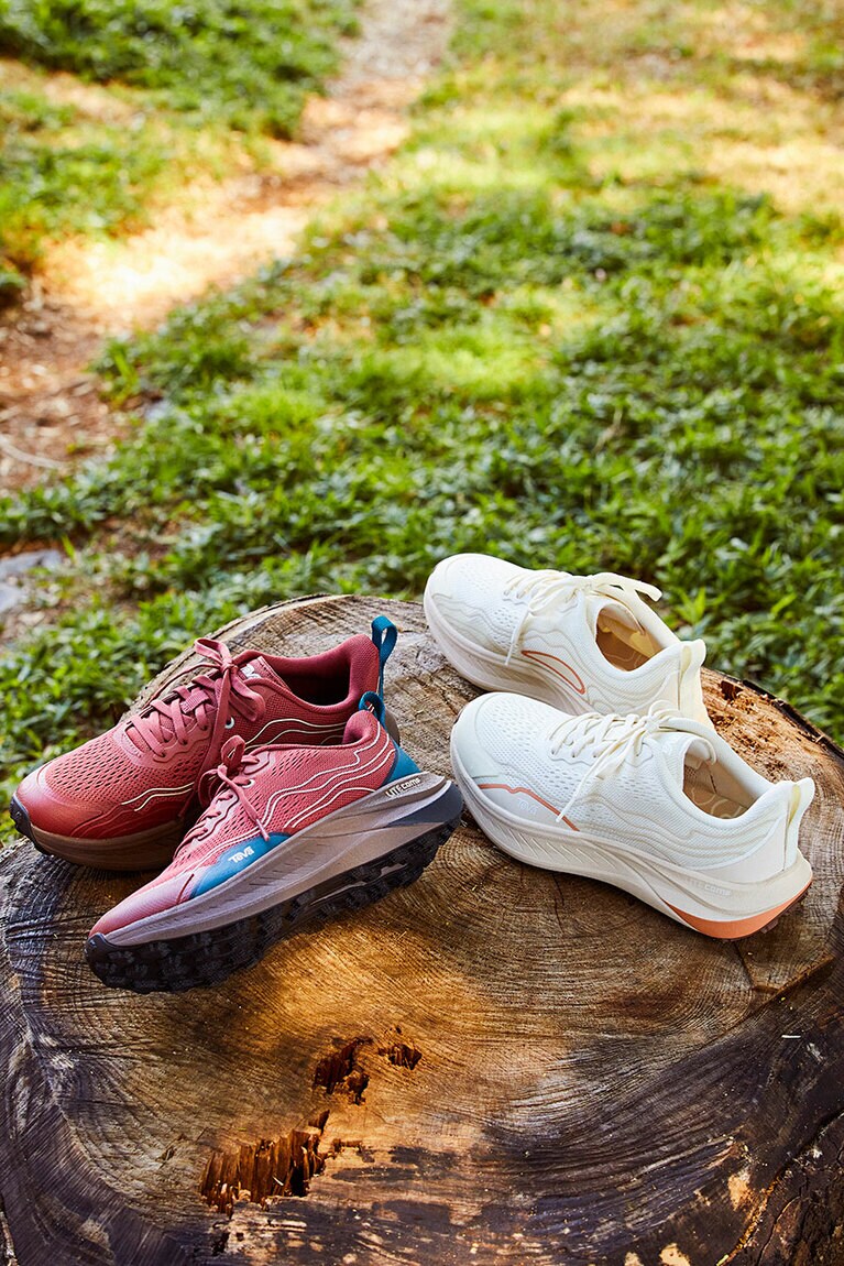 TRAILWINDER LOWのレディースは2色展開。左はマルサラ／アコーン、右はバーチ／ピーチ ブルーム。