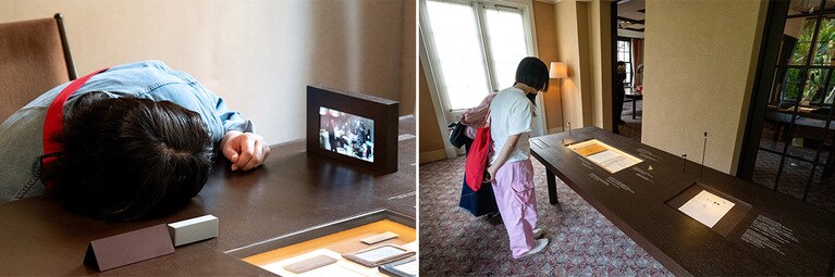 左：テーブルに耳を当てて音楽を楽しむインスタレーション。右：展示物に寄っても影が出にくいライティング。