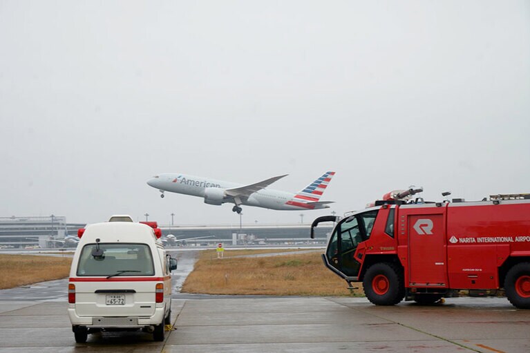 「消防西分遣所」からは、A滑走路に離発着する飛行機を間近で見ることができる。空港内で火災が発生すると、3分以内で現場に到着できるという。