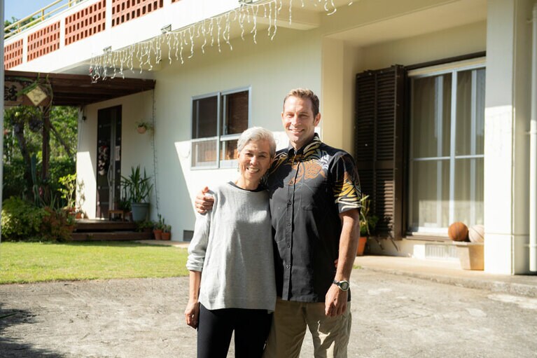 TOMさんとRIMIさんご夫婦。久米島での滞在を満喫するプランをたくさん用意してくれる。