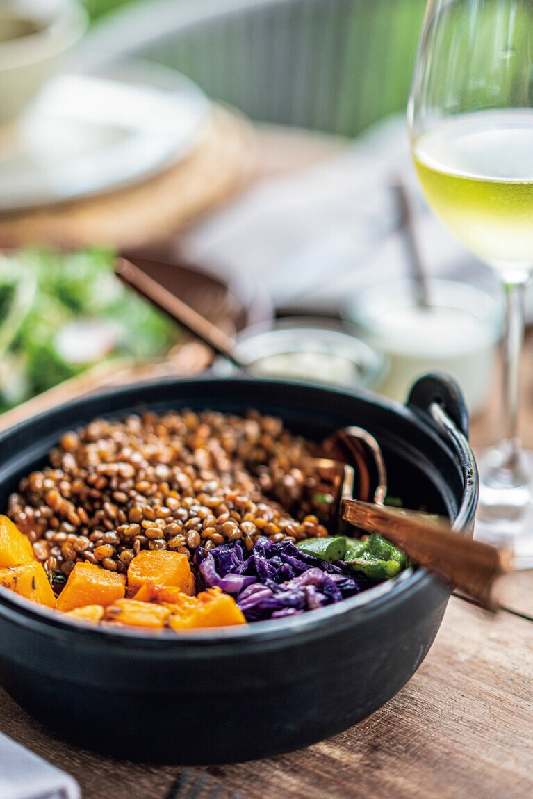 菜園で収穫された野菜がテーブルにのぼる。©Singita