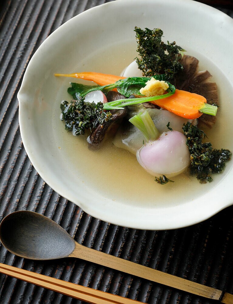 弥栄町の日本料理「魚菜料理 縄屋」をはじめ自家野菜を使う店も多い。