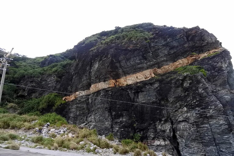 慶留間島で見た、緑色岩類にパシッと珪質岩が走った露頭。