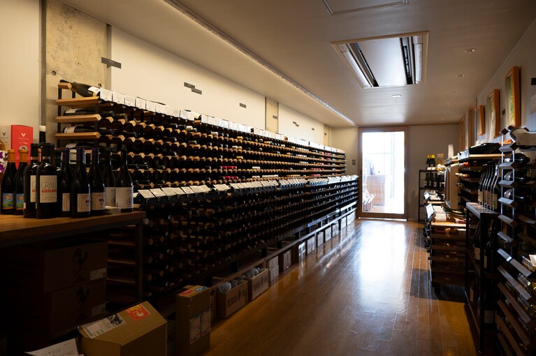 近隣のホテルの宿泊者がワインやデリを調達しに訪れることも。