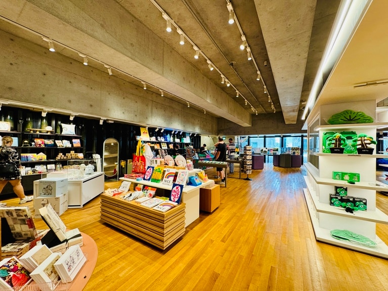 香港ゆかりのアーティストをはじめ、オリジナルアイテムが揃うミュージアムショップ「M+ Shop」。お土産探しにも事欠かない。