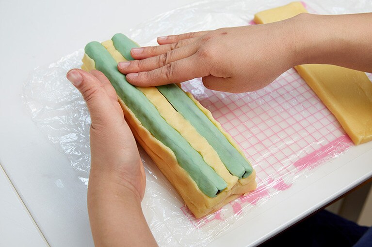 パーツを組んでいきます。