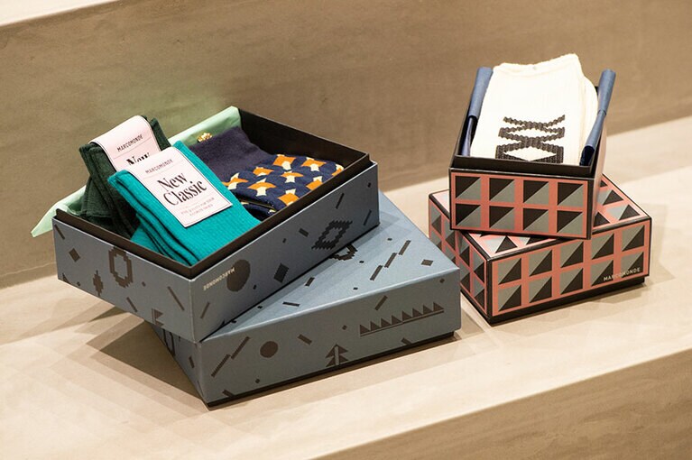 オリジナルギフトボックス。左から:大550円、小500円。