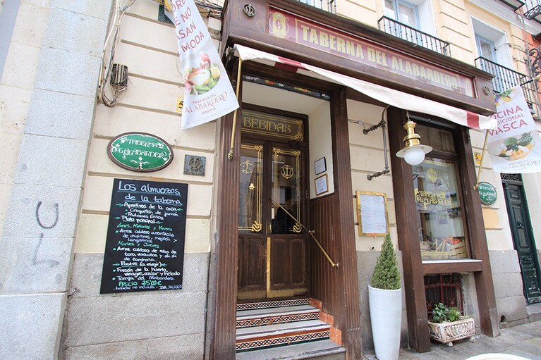 「ラ・タベルナ・デル・アラバルデロ」があるのは、王立劇場に向かって前述の2軒とは反対の左のブロック。オリエンテ広場ではなく、王立劇場に面した道沿いに入口がある。