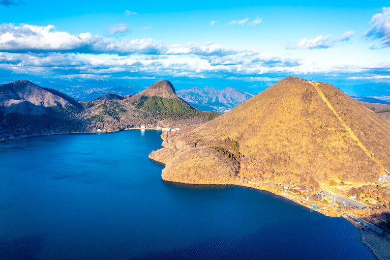 榛名山と榛名湖。写真：アフロ