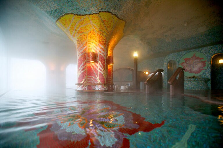 イタリア製タイルで彩られた婦人大浴場「花神の湯」。