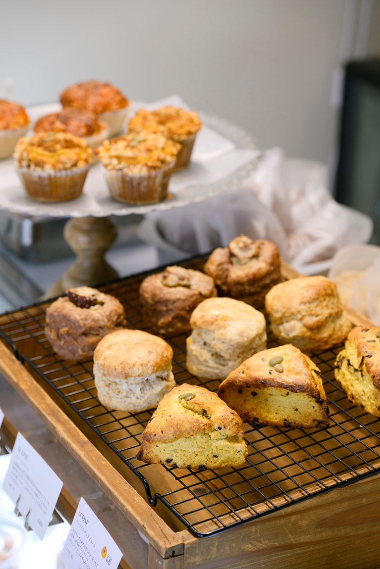 手前から、「パンプキンチョコスコーン」400円、「プレーンスコーン」400円、「栗あんスコーン」450円。