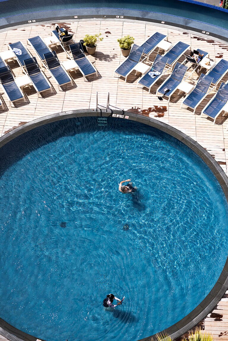 5階に位置する屋外プールでは、ハーバーの眺めも楽しめる。