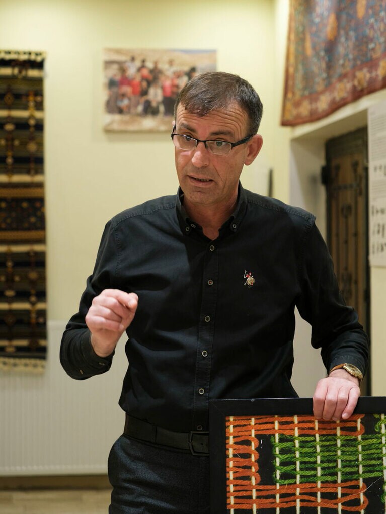 流暢な日本語で説明をしてくれるマネージャーのジェンギス・ウルソイ氏。