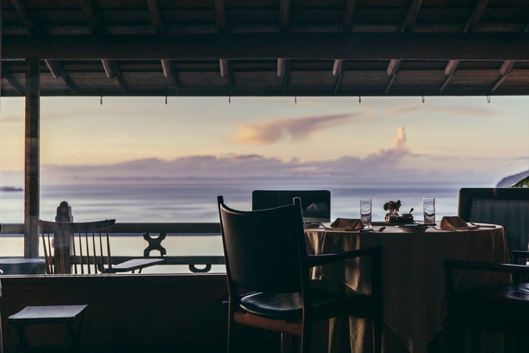 ダイニングからは美しい海の向こうに初島をはじめ、伊豆半島、大島、三浦半島、房総半島を望むことができる。日刻々と変わる海と空の色、穏やかな潮風がもたらす癒しの風景が特別な時間を演出する。