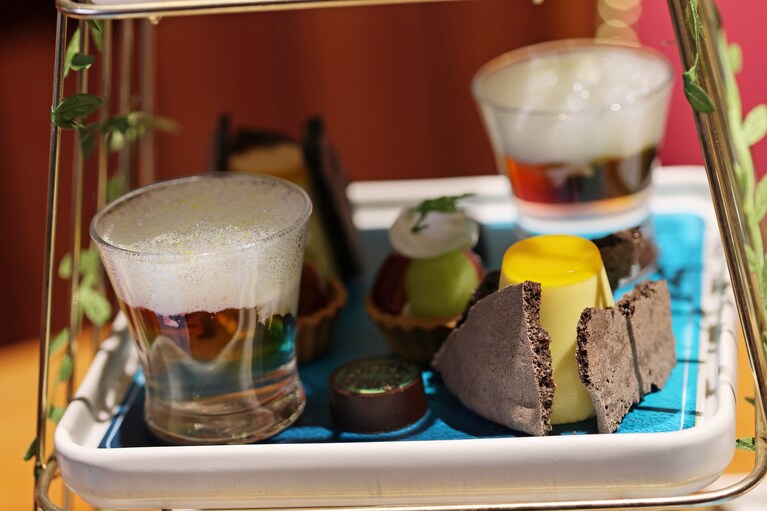 アフタヌーンティーの2段目。中央が「汚いぞ、ポッター！」ショコラ。