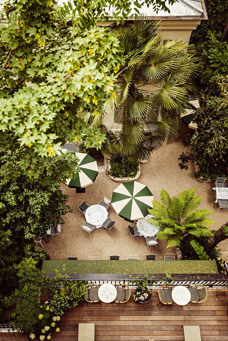 パームツリーが茂る中庭。