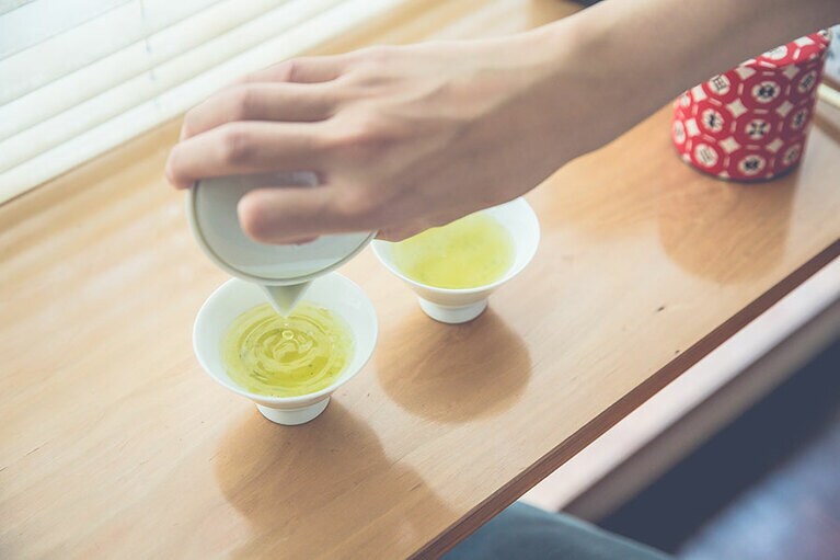 ［おいしい日本茶の淹れ方］(6) 急須の中のお茶が少なくなってきたら、最後の一滴が出るまで根気よく注ごう。
