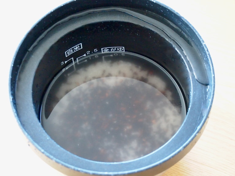 米を研ぎ、分量の水、黒米を入れて30分ほど水を吸水させる。