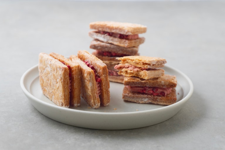 『成城石井自家製 発酵バターパイのクリームサンド 3種のミックスベリー』7個、税込755円。