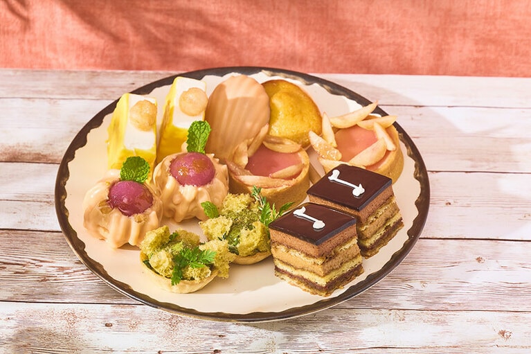 スイーツプレートのイメージ。「ミックスハーブとピーチのタルト」ほか全6品。