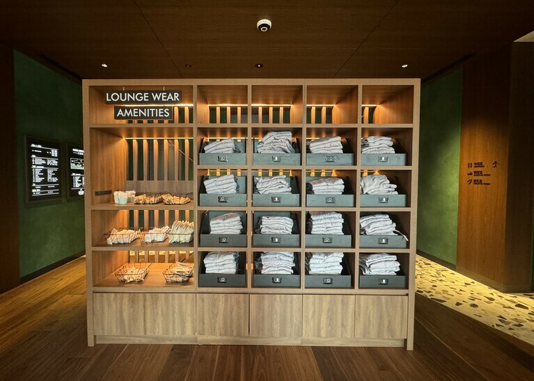 無料のパジャマやアメニティ（化粧品はなし）をピックアップして客室へ。