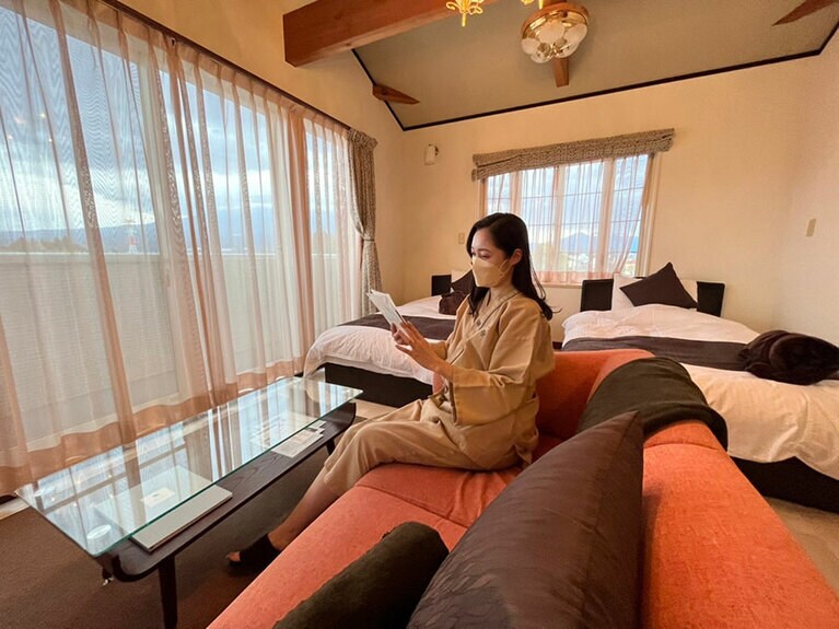 お部屋は広々とした寛ぎの空間。雄大な富士山を望むツインルーム「富士」、広いバルコニーが心地よいシングルルーム「檜」の二部屋が用意されている。