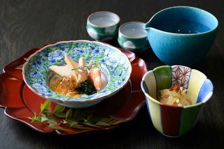 先付は、海老と蒸しアワビの土佐酢ゼリー寄席、さっぱりとした味わいのチョウザメ南蛮漬け。