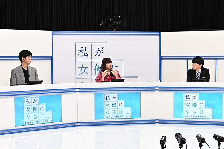 第5回バトルを審査したバカリズム、根本宗子、TBSの石井康晴監督。©TBS