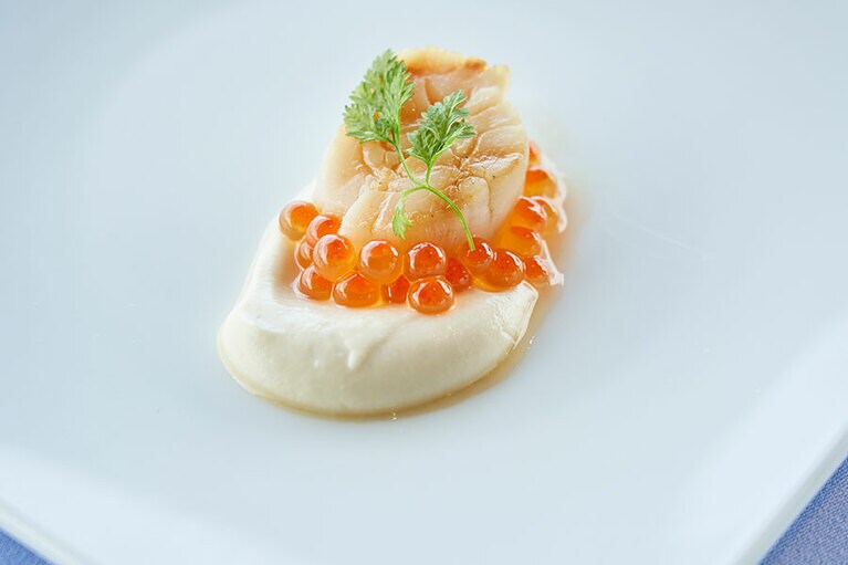 Stuzzichino：本日のアミューズは、北海道産ホタテを使った「ホタテとカリフラワーのムース」。